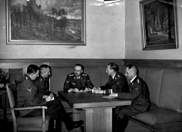 Czy ich powojenne losy tudzież daty śmierci kiedykolwiek zostaną udokumentowane? Heinrich Müller (pierwszy z prawej) podczas narady kierownictwa niemieckiej policji; siedzą od lewej: oficer SS Franz Josef Huber, szef Kripo Arthur Nebe, szef SS i policji Heinrich Himmler i szef RSHA Reinhard Heydrich; listopad 1939 / Fot. Wikipedia